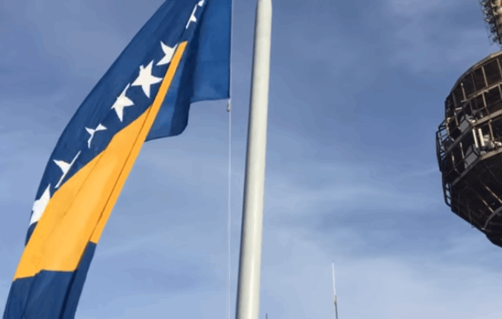 <span style='color:red;'><b>ZAPALJENA ZASTAVA</b></span> BIH U PROZORU: Incident na zgradi 